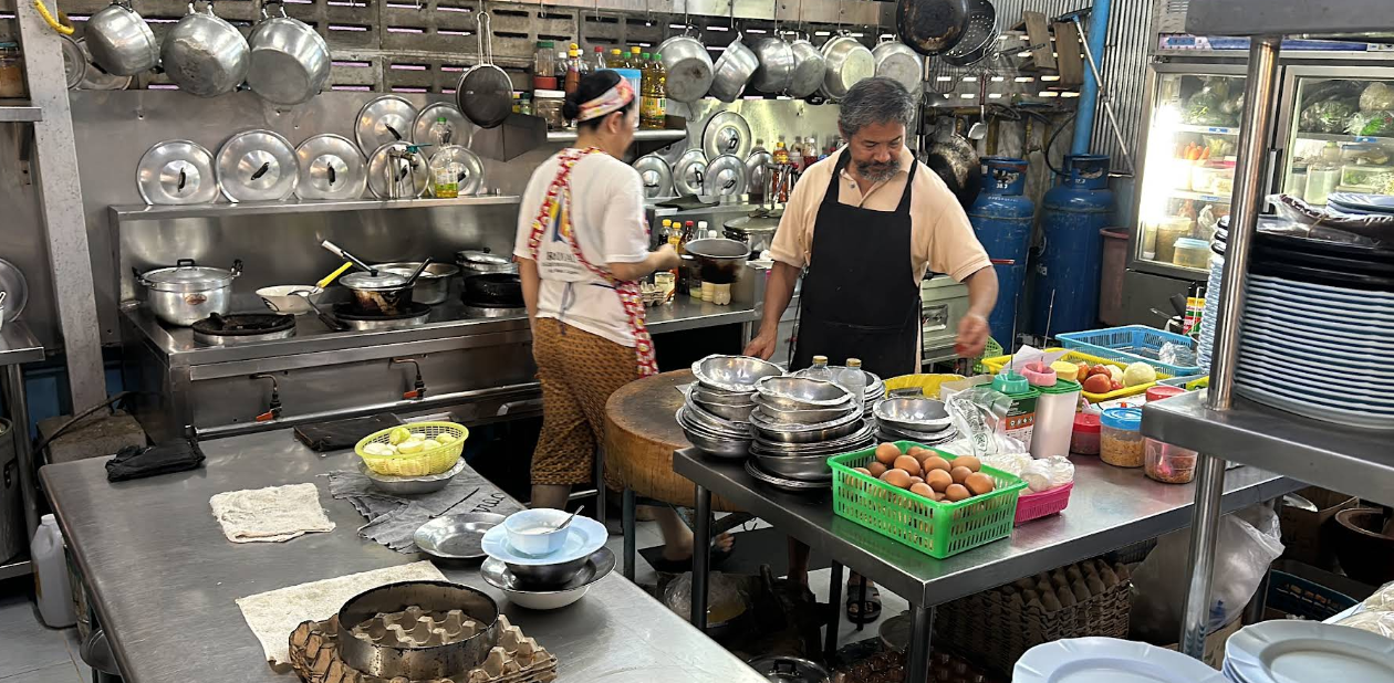 プーケット・パトンのローカル食堂「ครัวโกเล็ก（Krua Go Lek）」｜Na Nai通りの隠れ家グルメ