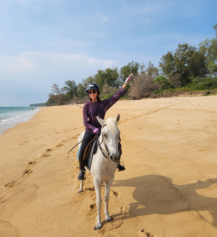 マイカオビーチで朝乗馬ビーチに参加する