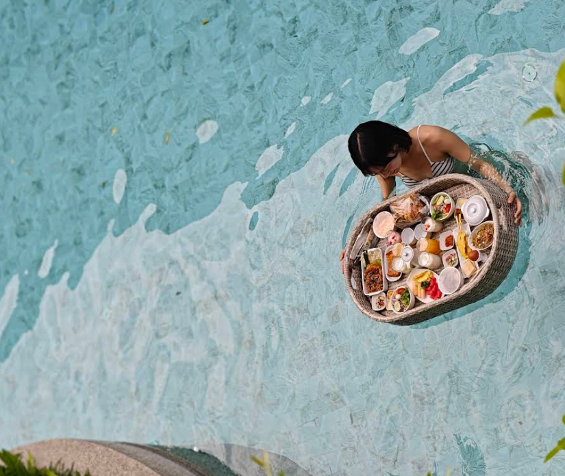 「フローティングブレックファースト」を体験中