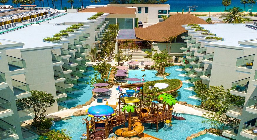 プーケットエメラルドビーチリゾート(カロン)のプールでのんびりできるプールサイドと客室