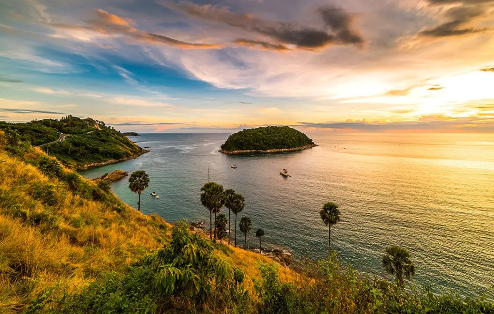 プーケット島最南端サンセットで有名なプロンテップ岬、夕方たくさんの観光客で賑わいます