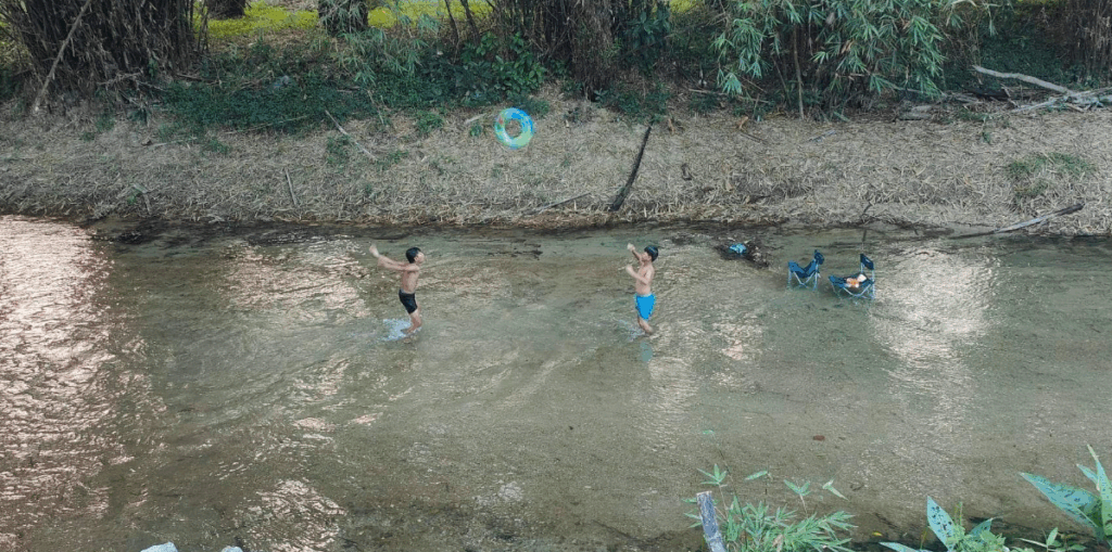 カオラックの山自然の中で川遊びもできます
