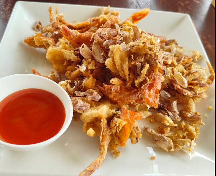 人気メニュ脱皮したてもやわらかいカニのガーリック揚げ