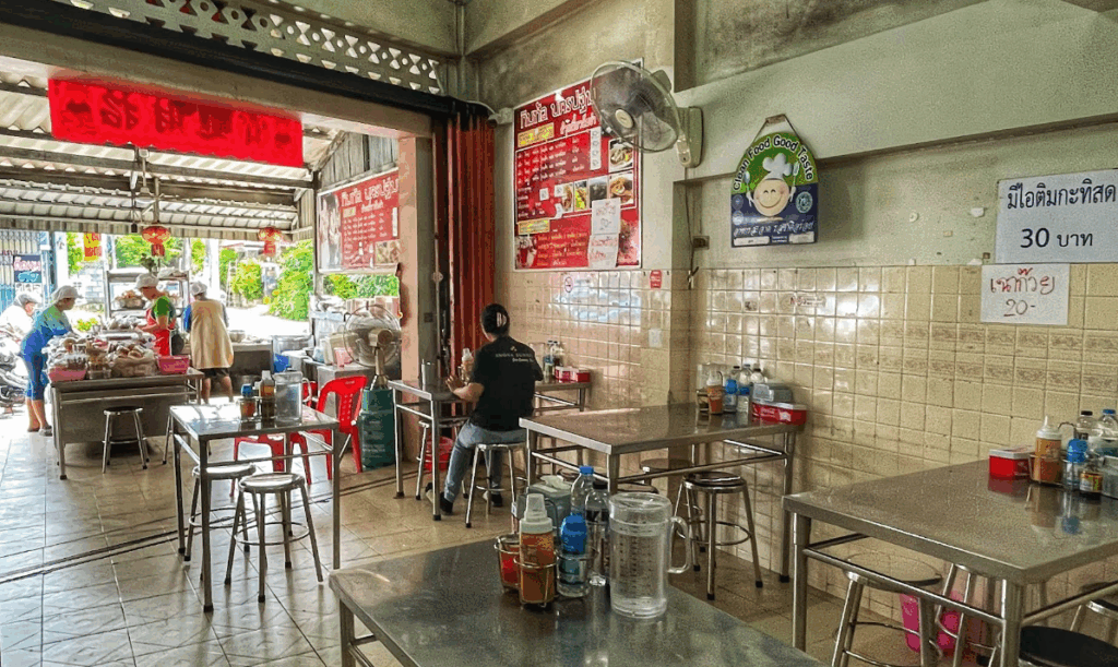 店内はローカルヌードル食堂です