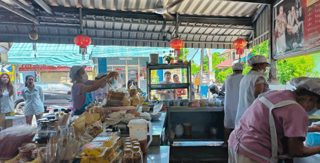 お店の調理場の様子・お店前には数人待っています