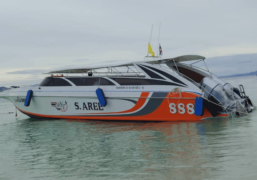 2エンジンの船で20名まで乗船可能です