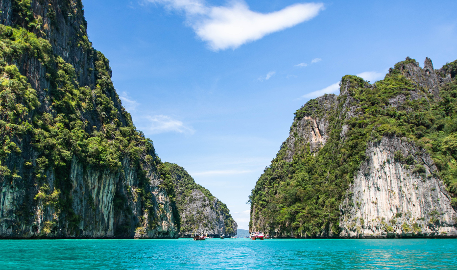 ピレーラグーンはピピ諸島の観光名所で壮大な石灰岩の景観が見どころです