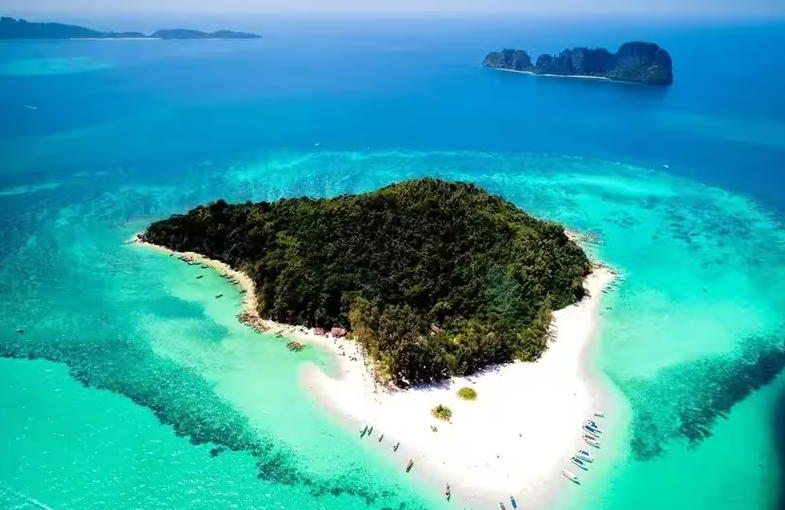 ピピ島+バンブー島、バンブー島はピピ諸島から約15分程度の離島、透明度は抜群です