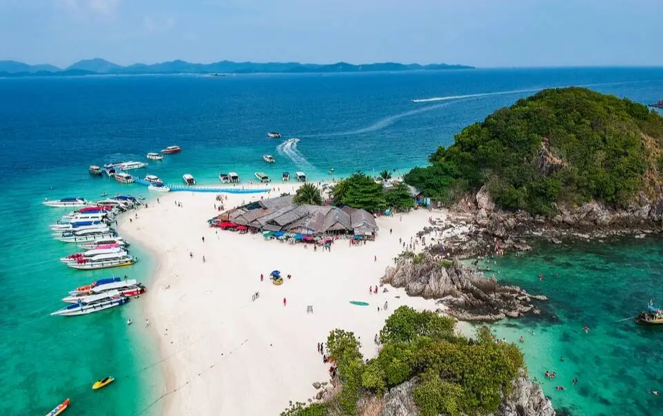 プーケット島からカイ島はスピードボートで約20分近くて移動が不安な方にも安心です