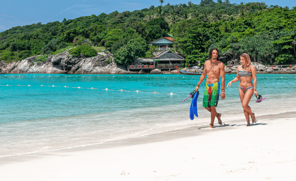 ラチャヤイ島・パトックベイは白い砂地と透明度高いブルーオーシャンが広がる人気ビーチ