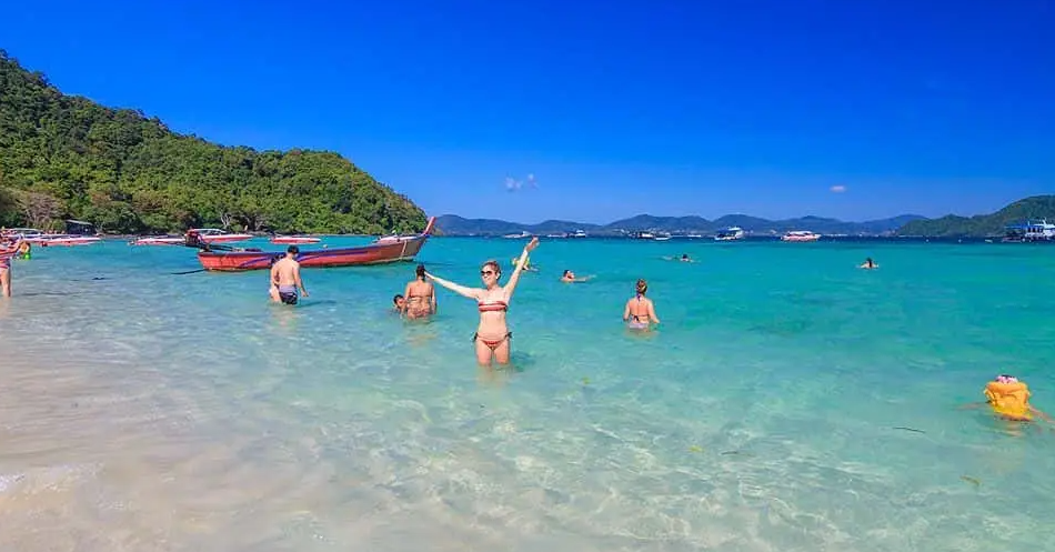 コーラル島ロングビーチ、プーケットからスピードボートで約15分近くて安心移動が短いから船酔いの心配も殆どないと思います