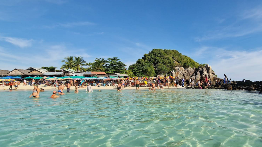 カイノック島白い砂地と青いうみとのコラボレーションが綺麗です