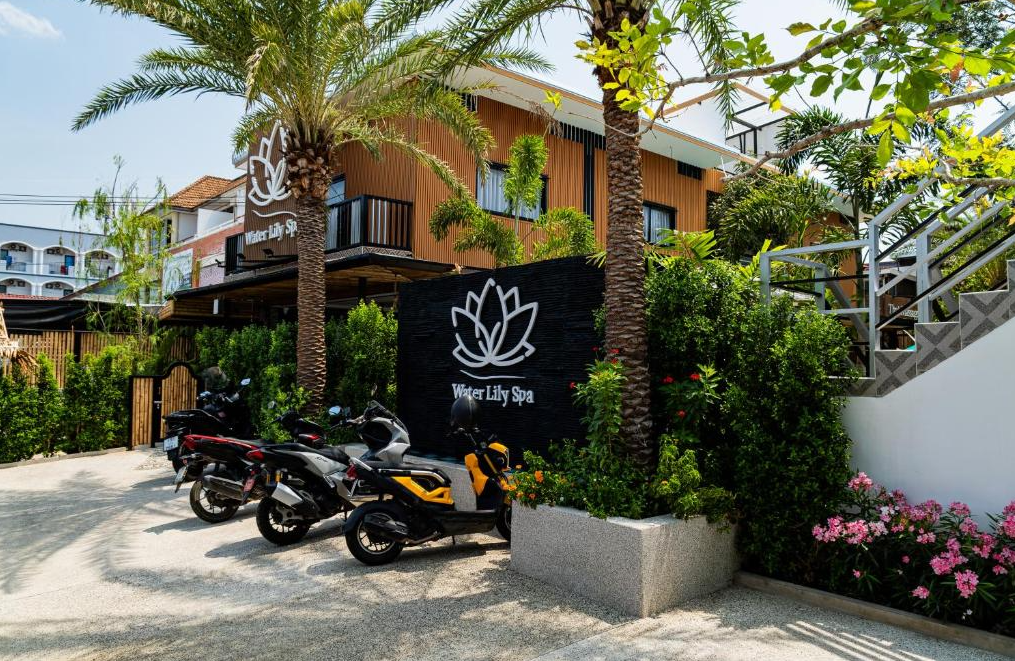 Water Lily Spa Bungalows の入り口施設内にスパ+サウナ+プールあります