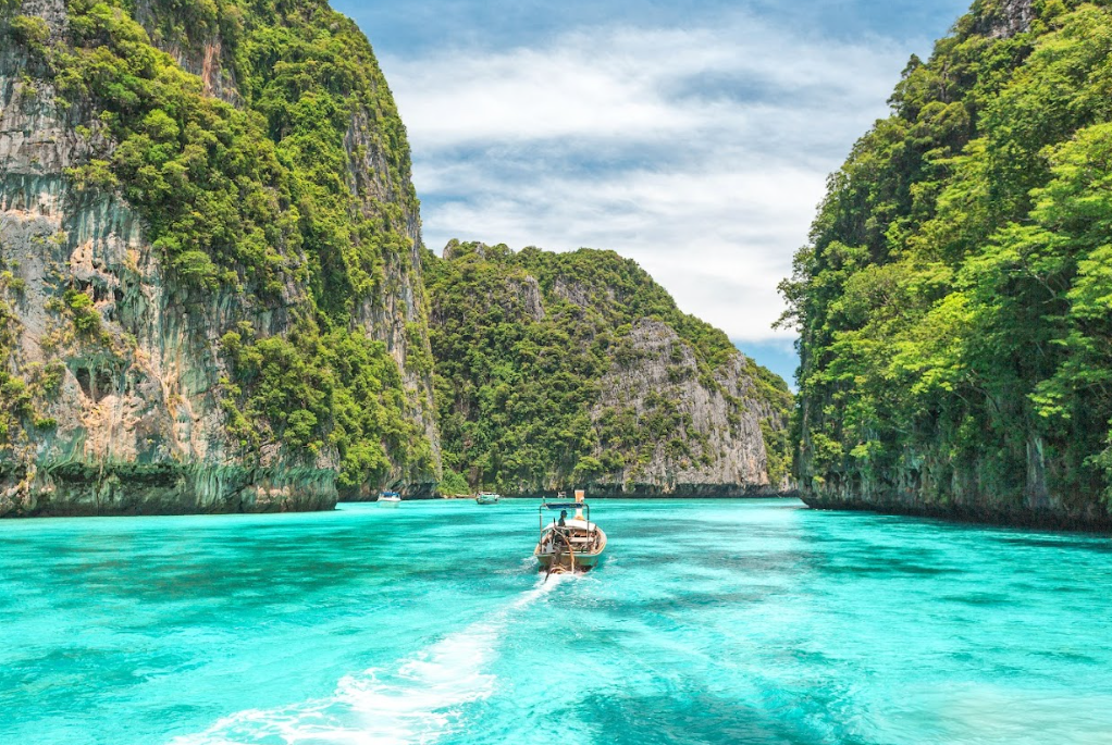  エメラルドグリーンが映える、フォトジェニックなスポット