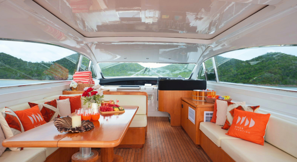 Arno Leopard Cognac 75 ft・船内