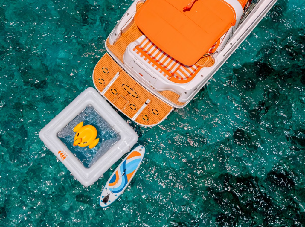 モーターヨット「VODKA（ウォッカ）」46フィート・船尾　プール付き