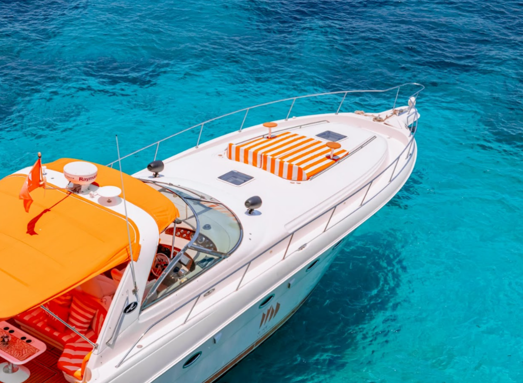 モーターヨット「VODKA（ウォッカ）」46フィート・船首