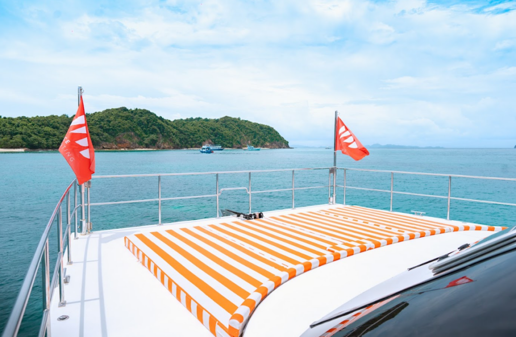 パワーカタマラン「WHISKEY（ウィスキー）」48フィート・船首