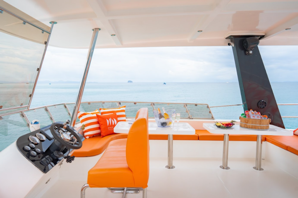 パワーカタマラン「WHISKEY（ウィスキー）」48フィート・オープンエア―席と運転席