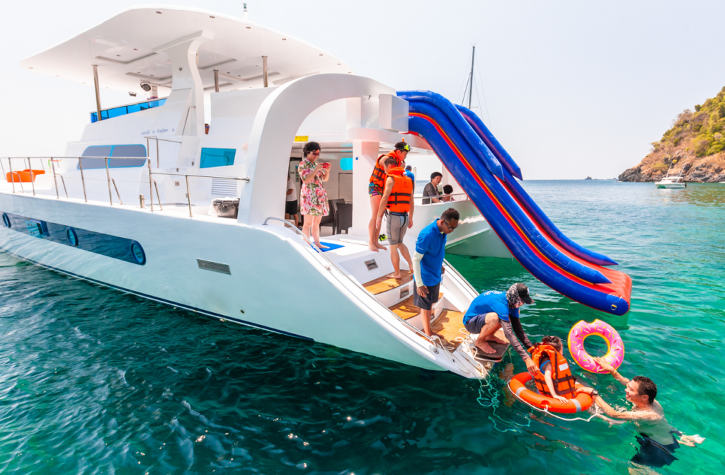 プライベートチャーター船・ウォータースライダー付きでエンタメ性抜群です