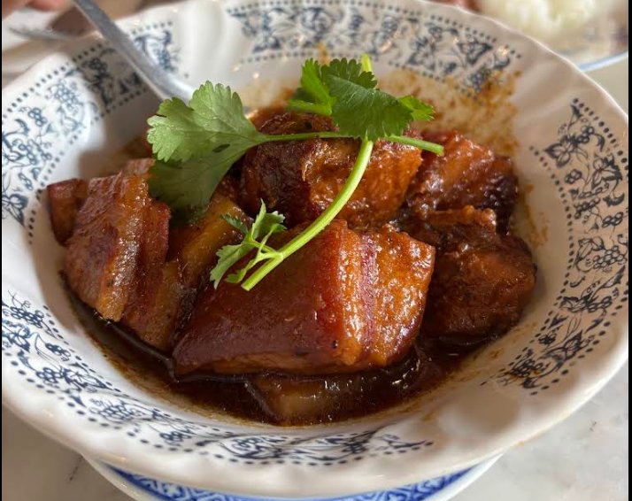 ムーホンとは豚バラ肉をスパイスと醤油ベースでじっくり煮込んだ、プーケット流の煮込み料理です