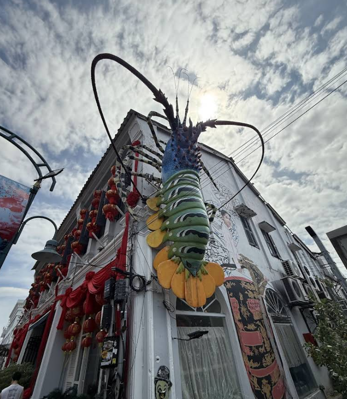 目立つロブスターのオブジェがお店の看板