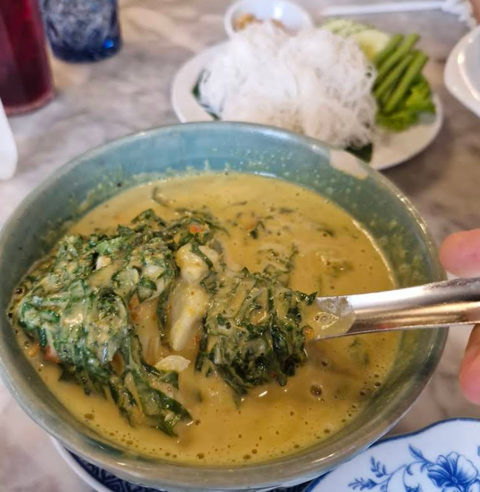 (センミー・ゲーンプー)細い米麺に濃厚なカニカレーを合わせた、プーケット名物料理