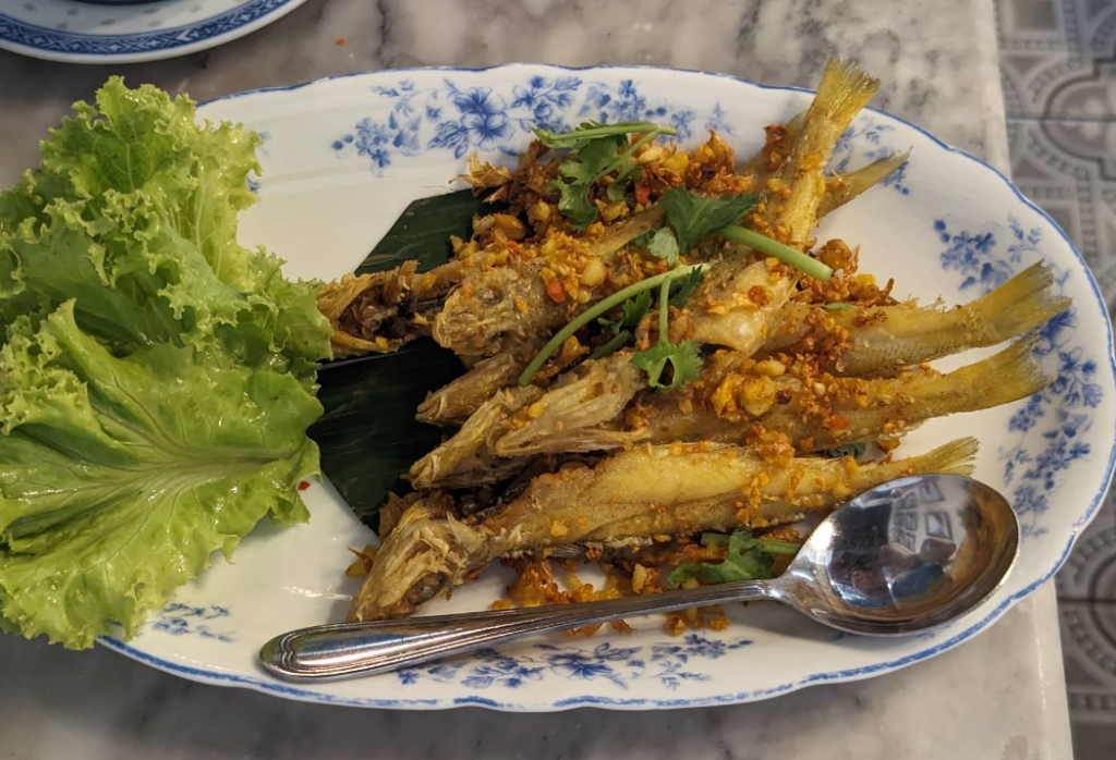 プラ・サイとはターメリックで味付けした小魚のフライです