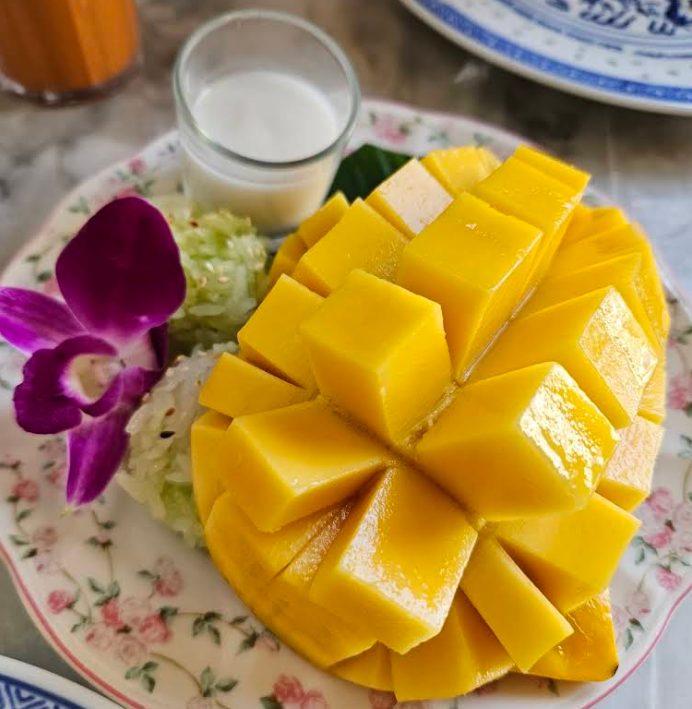 タイ定番デザート・マンゴーとココナッツミルクで炊いたもち米