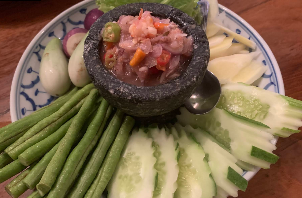 ナムプリック・クンシアップとは乾燥エビを使ったスパイシーなディップ。
新鮮な野菜と一緒に食べます