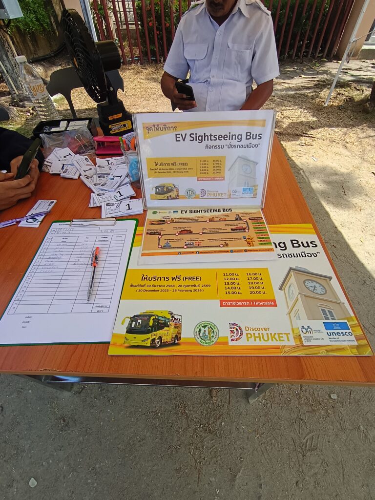 EV観光バス『街歩き（Nung Rot Chom Mueang）』の受付カウンターです