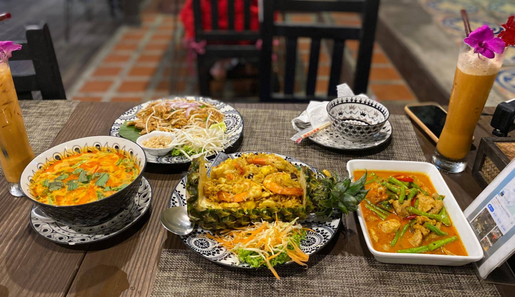 パイナップル焼き飯・トムヤム・パッタイ等のタイ料理