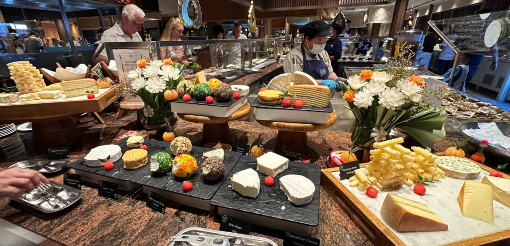 世界各国の料理が並びます