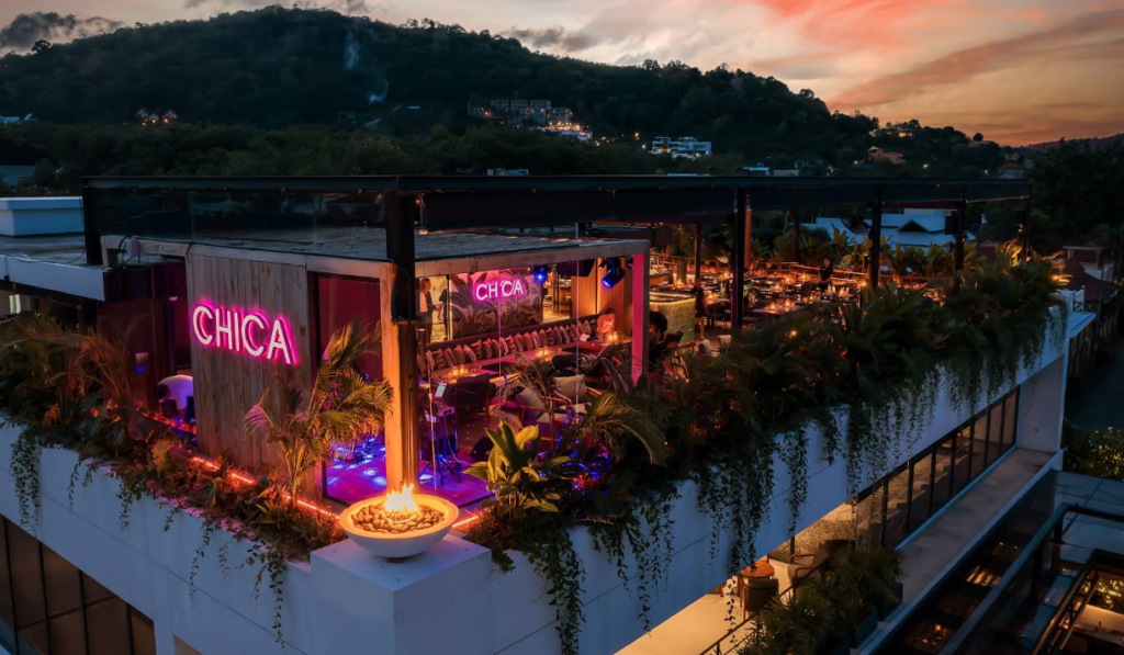 ルーフトップバーでサンセット時にリラックス