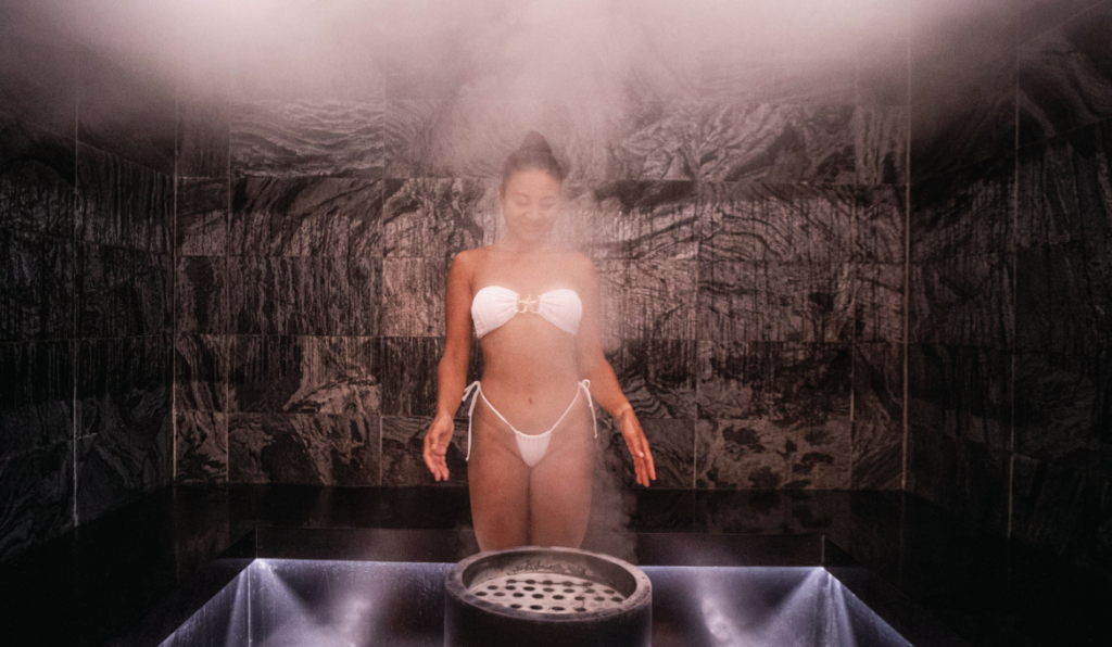 スチームサウナや温泉などのトリートメント+マッサージも受ける事ができる