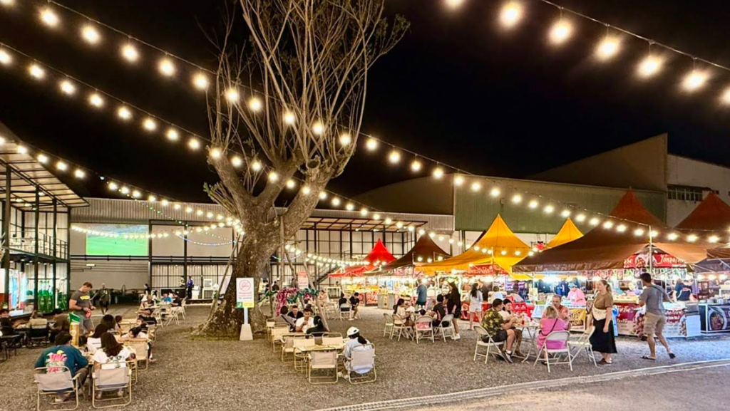 飲食も可能なテーブル+イスもあり、その場でお酒も楽しめます