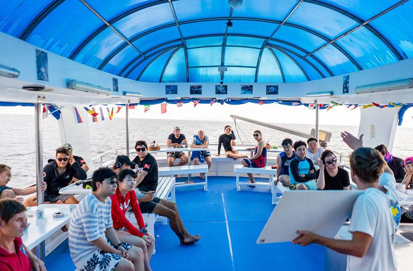 共有スペースブリーフィング中