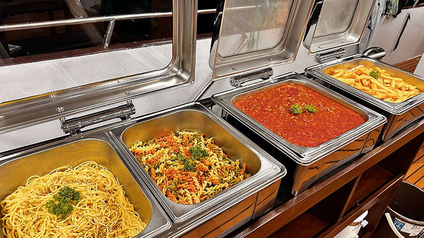 ビュッフェスタイルの食事