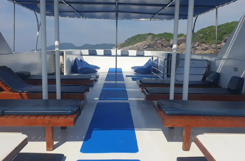 屋根付きのサンデッキ完備