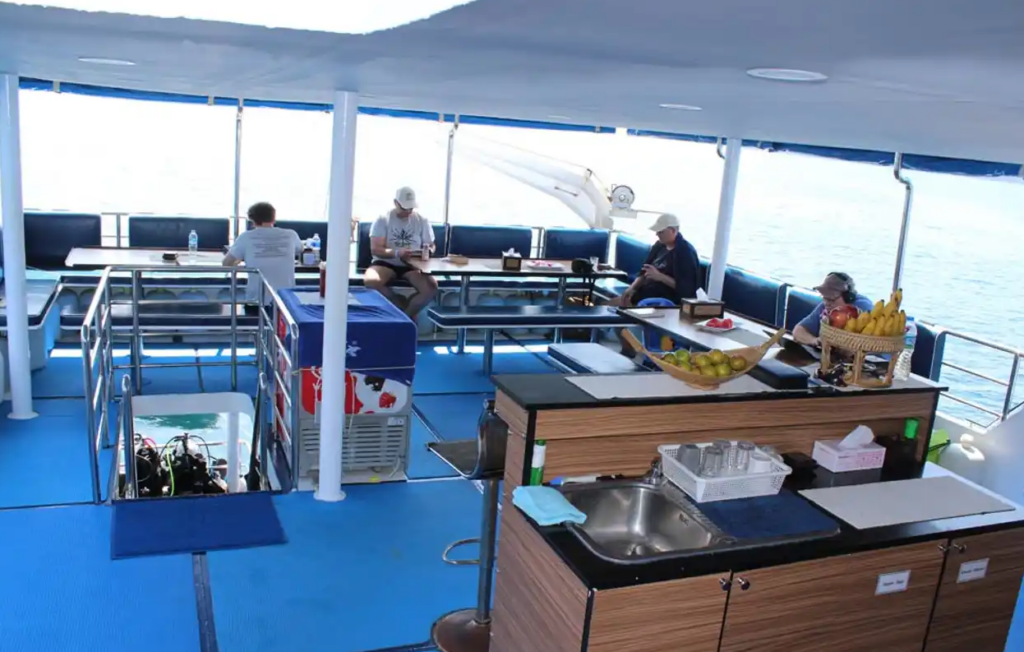 オープンエアのダイニングエリア