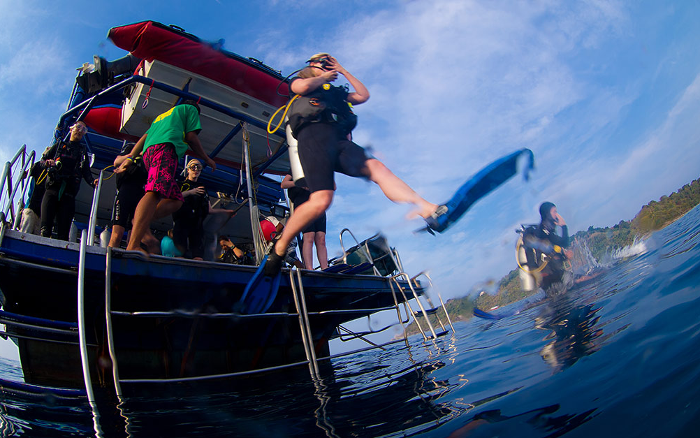 ドルフィン・クイーン（Dolphin Queen）ダイブデッキからエントリー風景