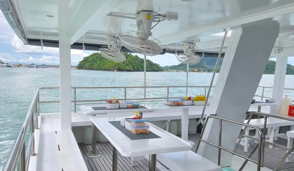 共有ダイニングエリア写真