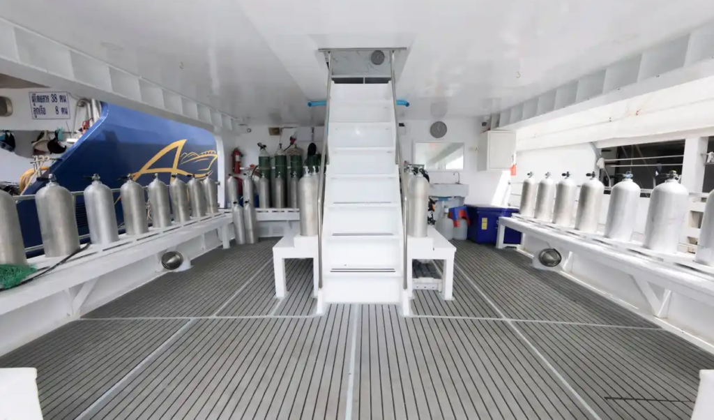 広々したダイブデッキ