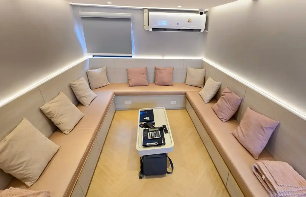 エアコン完備のサルーン