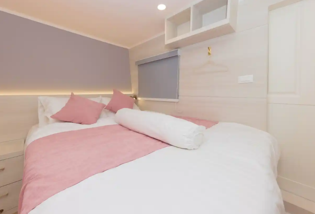 ダブルベッド写真