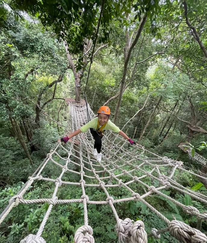 ネットの上を歩いて渡るアトラクション