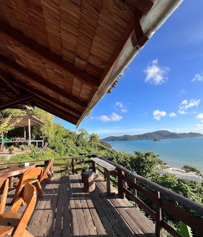 海が展望できるカフェテラス席