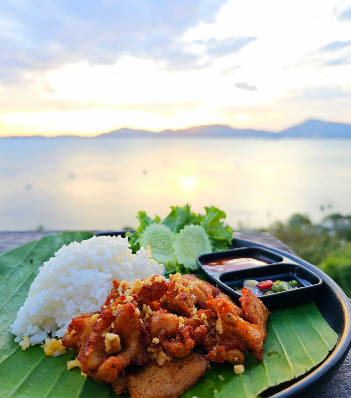 本格的なタイ料理と海の景色