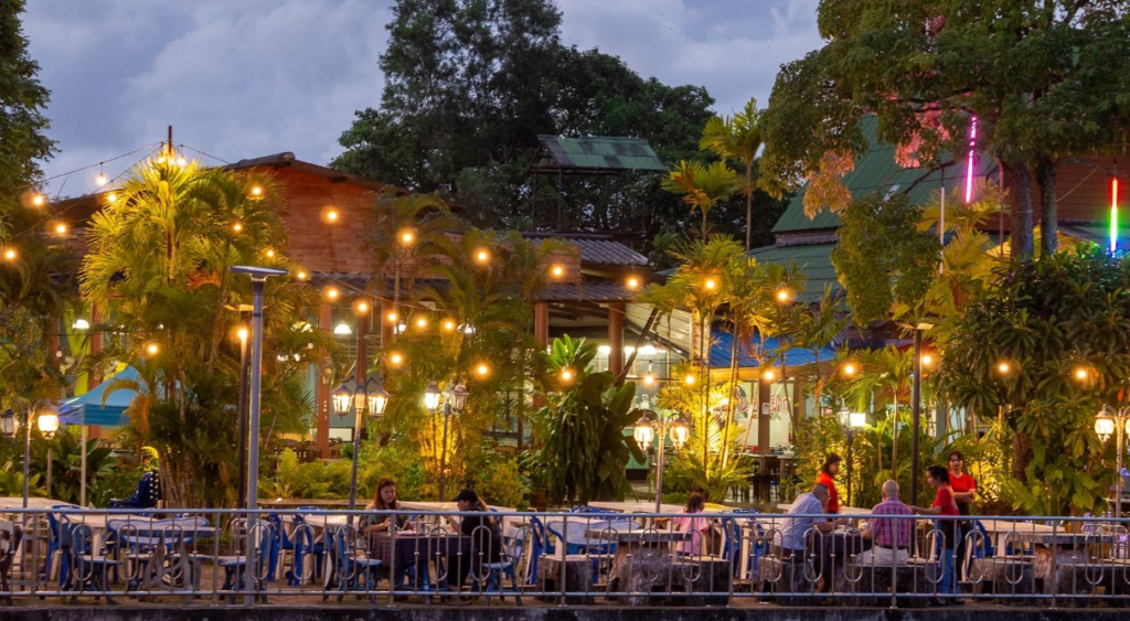 海沿いレストラン雰囲気