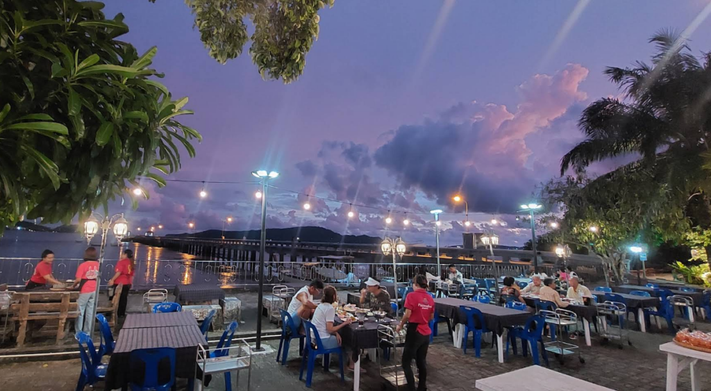 オープンエア席海沿い席の様子